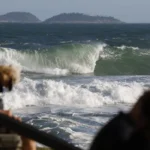 Guarda-vidas buscam casal que desapareceu na Praia do Leme