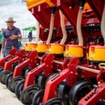 Prefeitura doa plantadeira a cooperativa para fortalecer agricultura familiar na zona rural