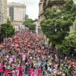 Bloco da Lexa atrai foliões para o circuito Preta Gil no centro do Rio